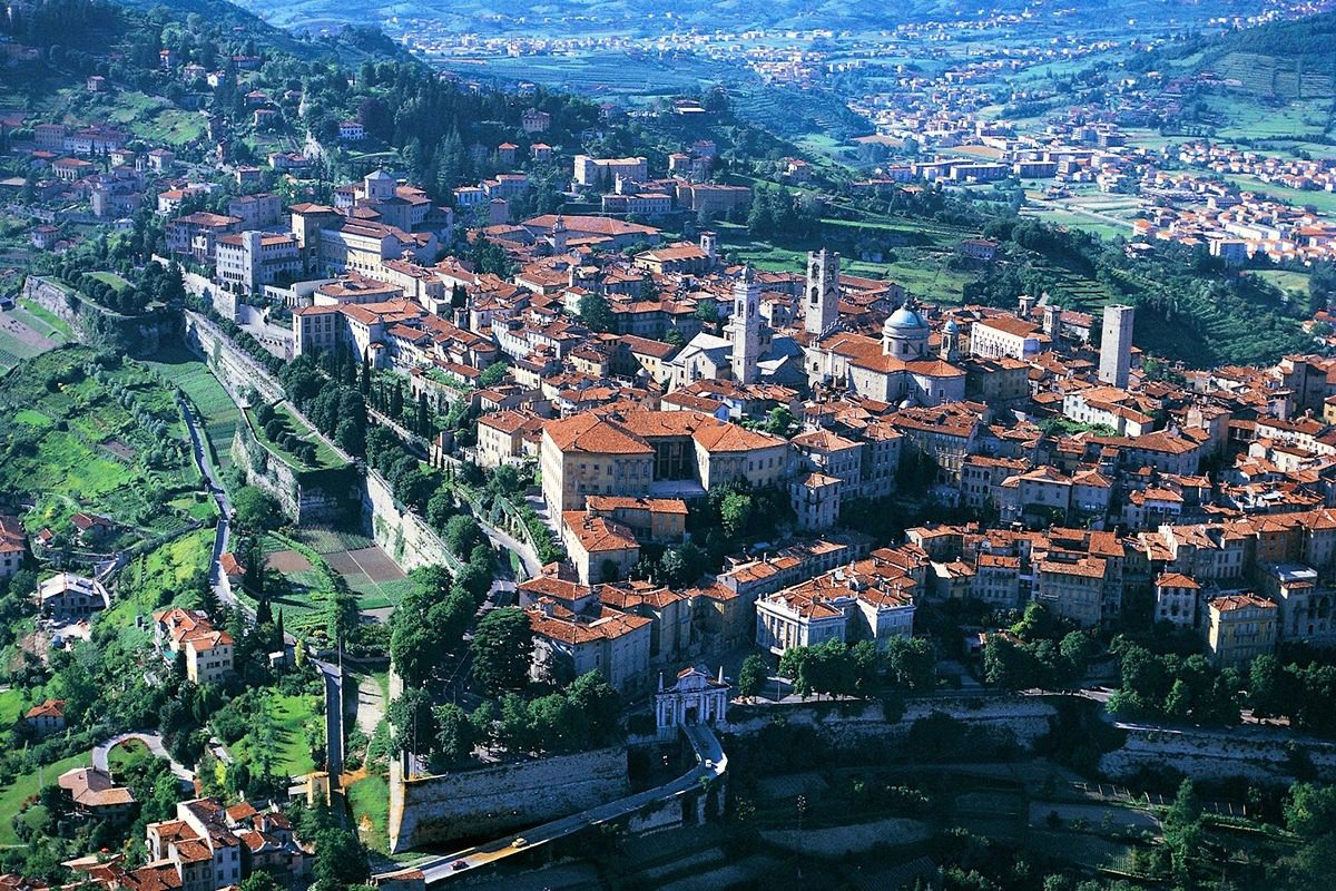 Veduta di città alta - general view Bergamo alta2